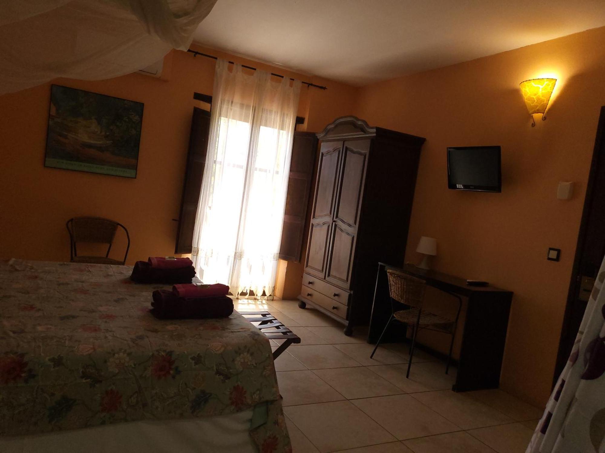 Hotel Pasteral Riu Ter La Cellera de Ter Bagian luar foto
